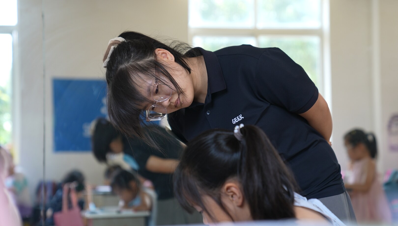 极客老师在公益课堂陪伴孩子学习