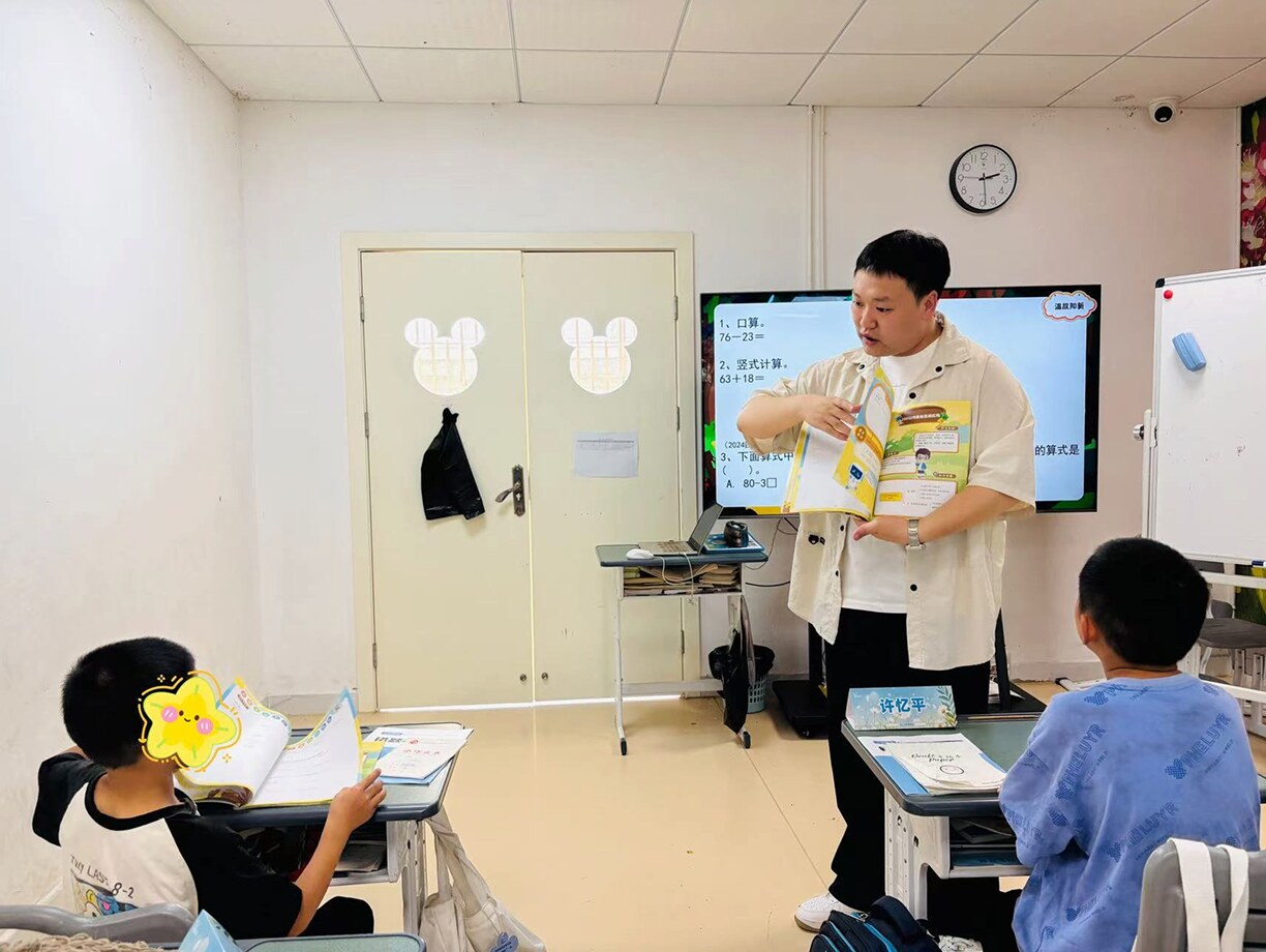 极客老师为孩子开展趣味课堂