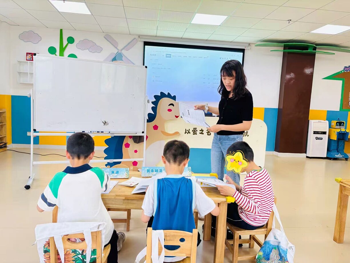 极客老师耐心辅导孩子学习