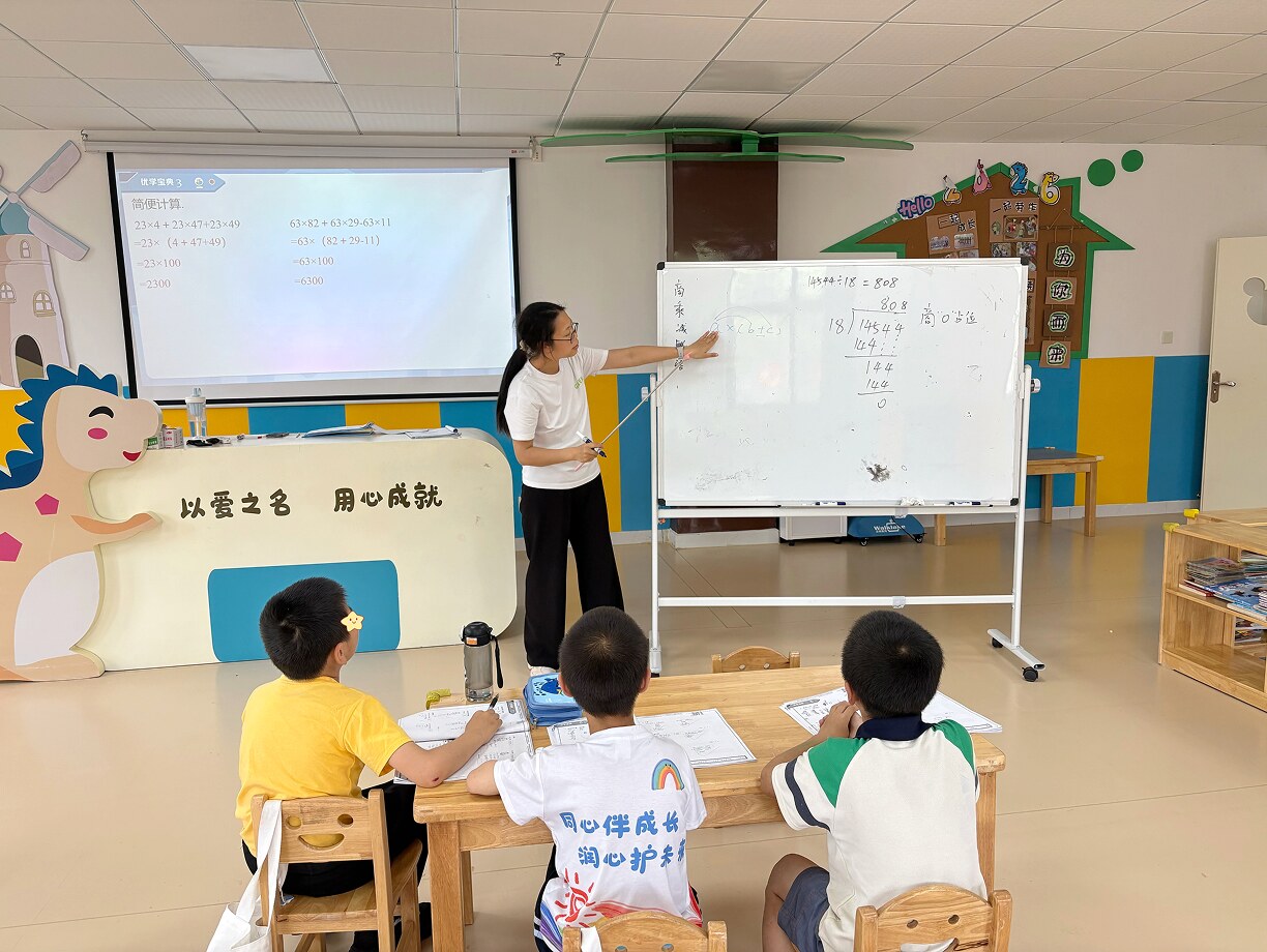 极客老师带领孩子参与公益课堂