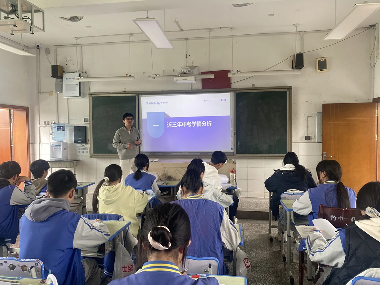 极客老师在乡村学校为学生授课