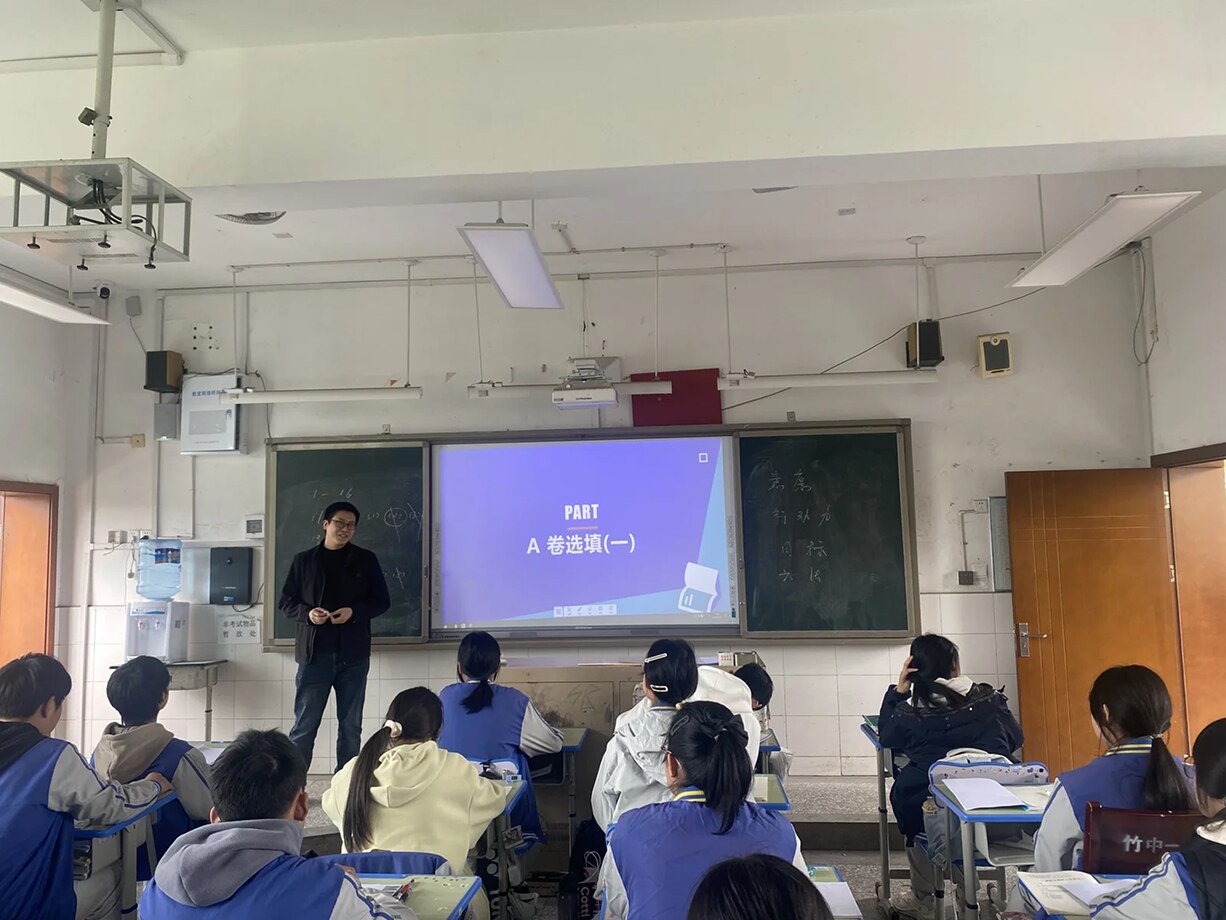 极客老师在中学课堂讲解知识