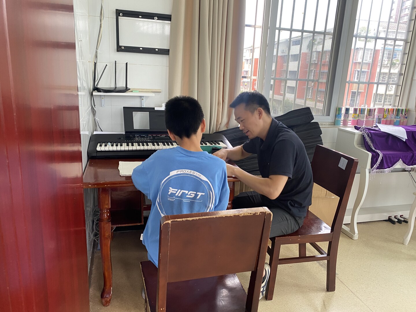 极客老师一对一辅导学生学习钢琴