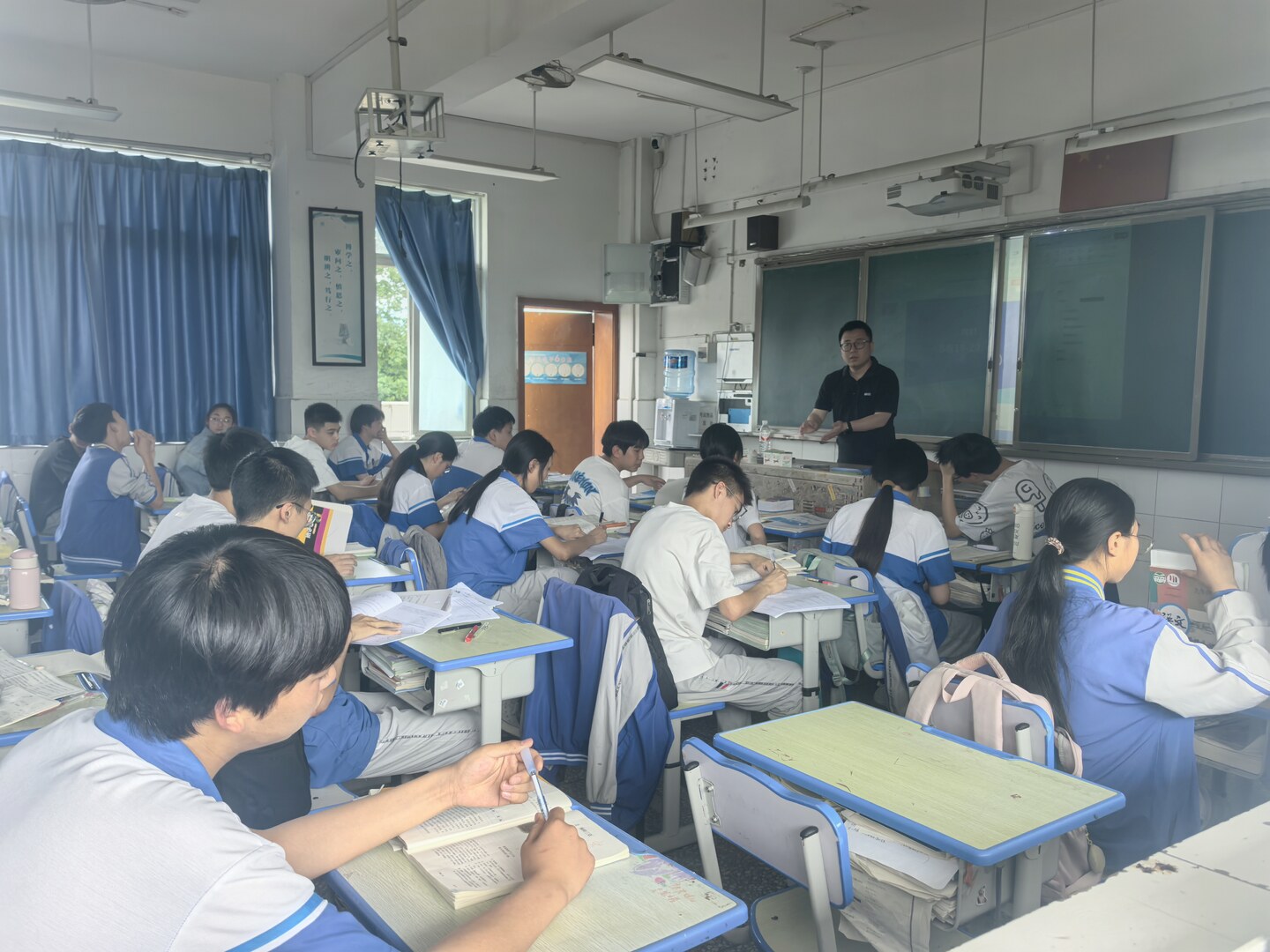 极客老师在乡村中学课堂授课