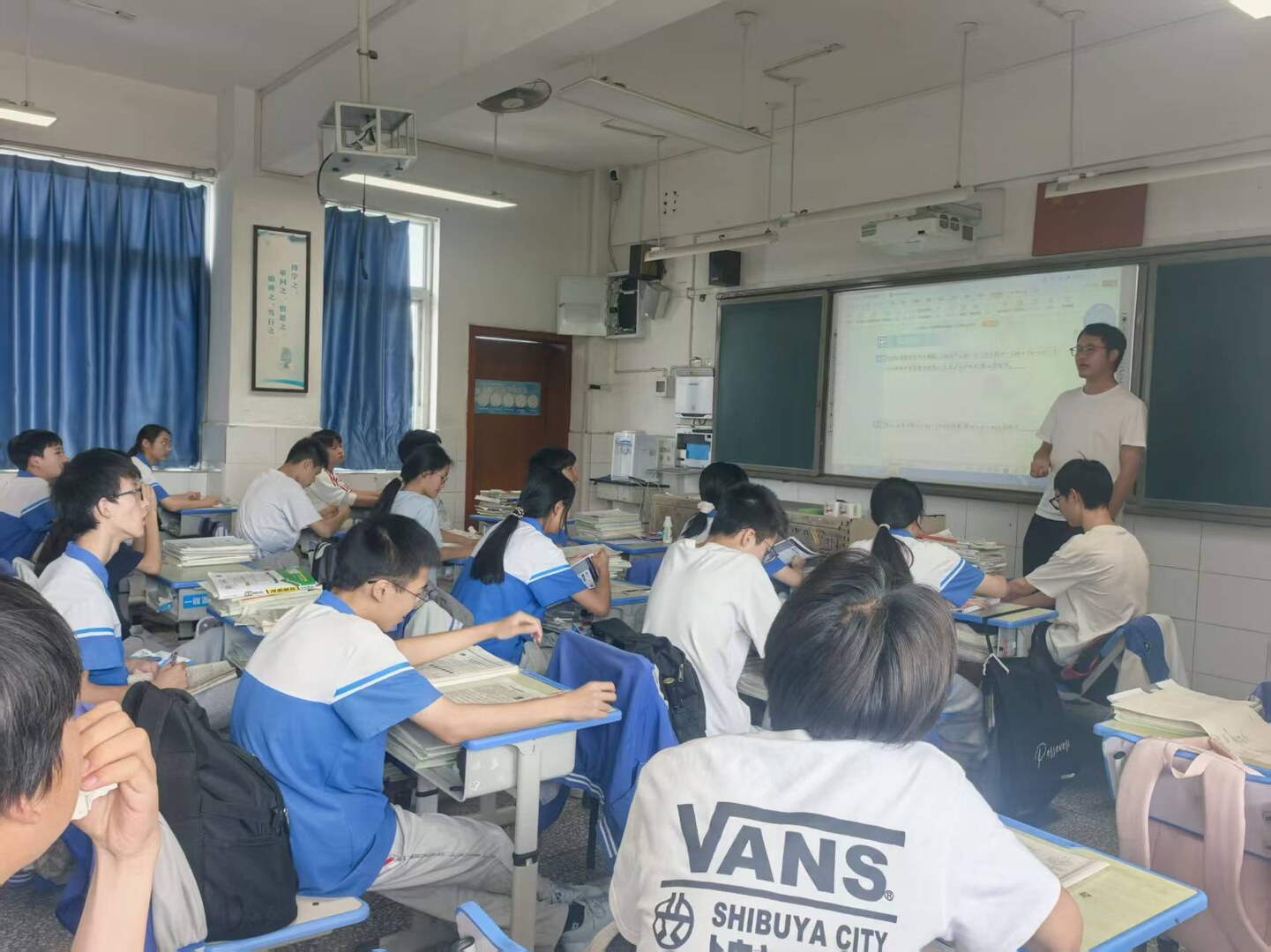 极客老师在中学课堂陪伴学生学习