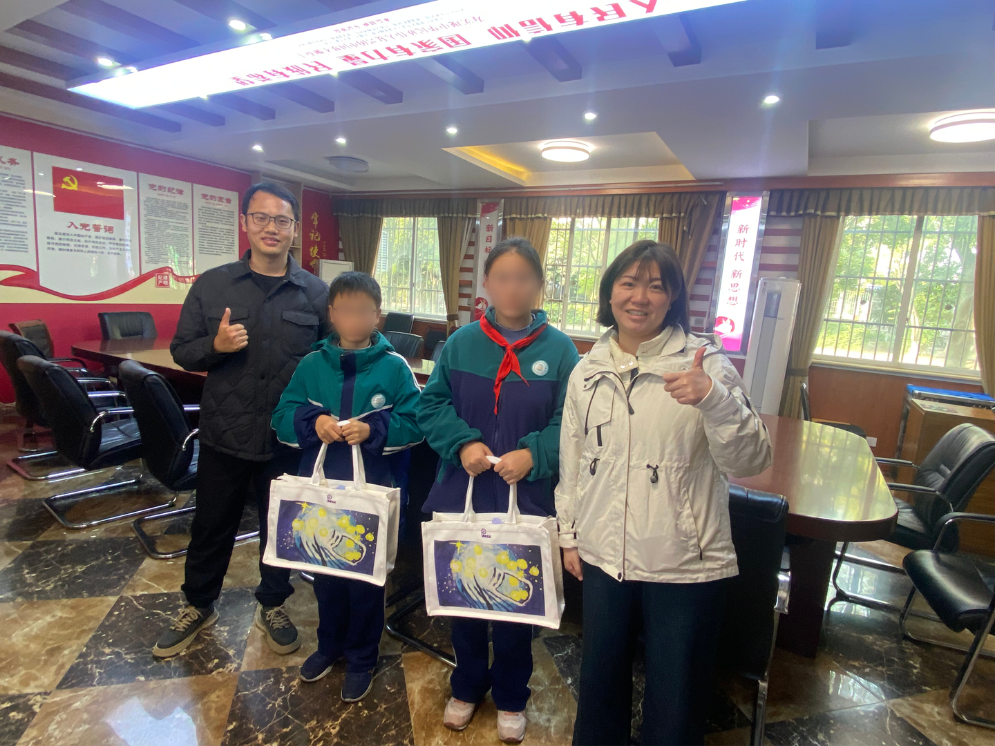 成长方舟项目工作人员走访受助学生并送上关怀物资
