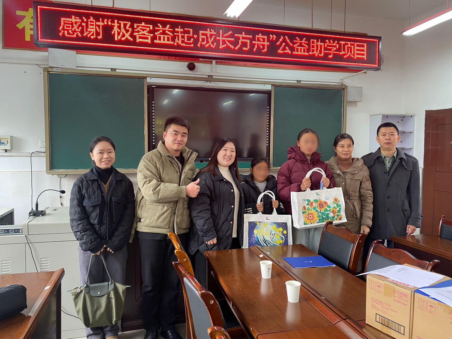 成长方舟项目工作人员与受助学生走访合影