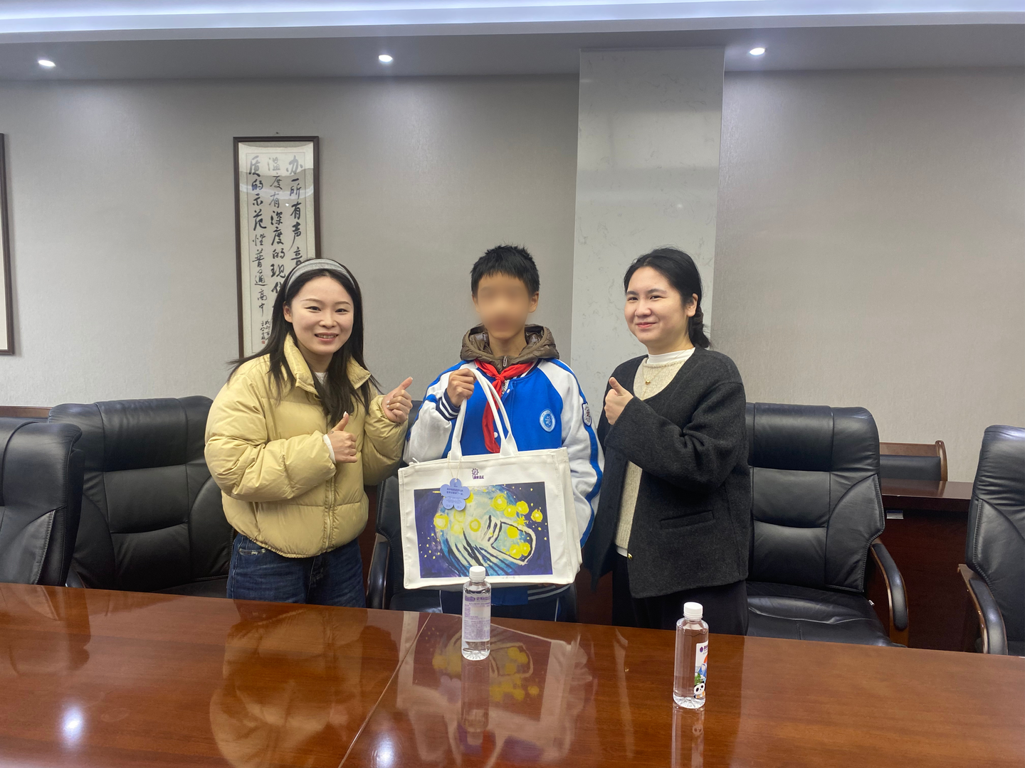 成长方舟项目工作人员为受助学生送上公益物资
