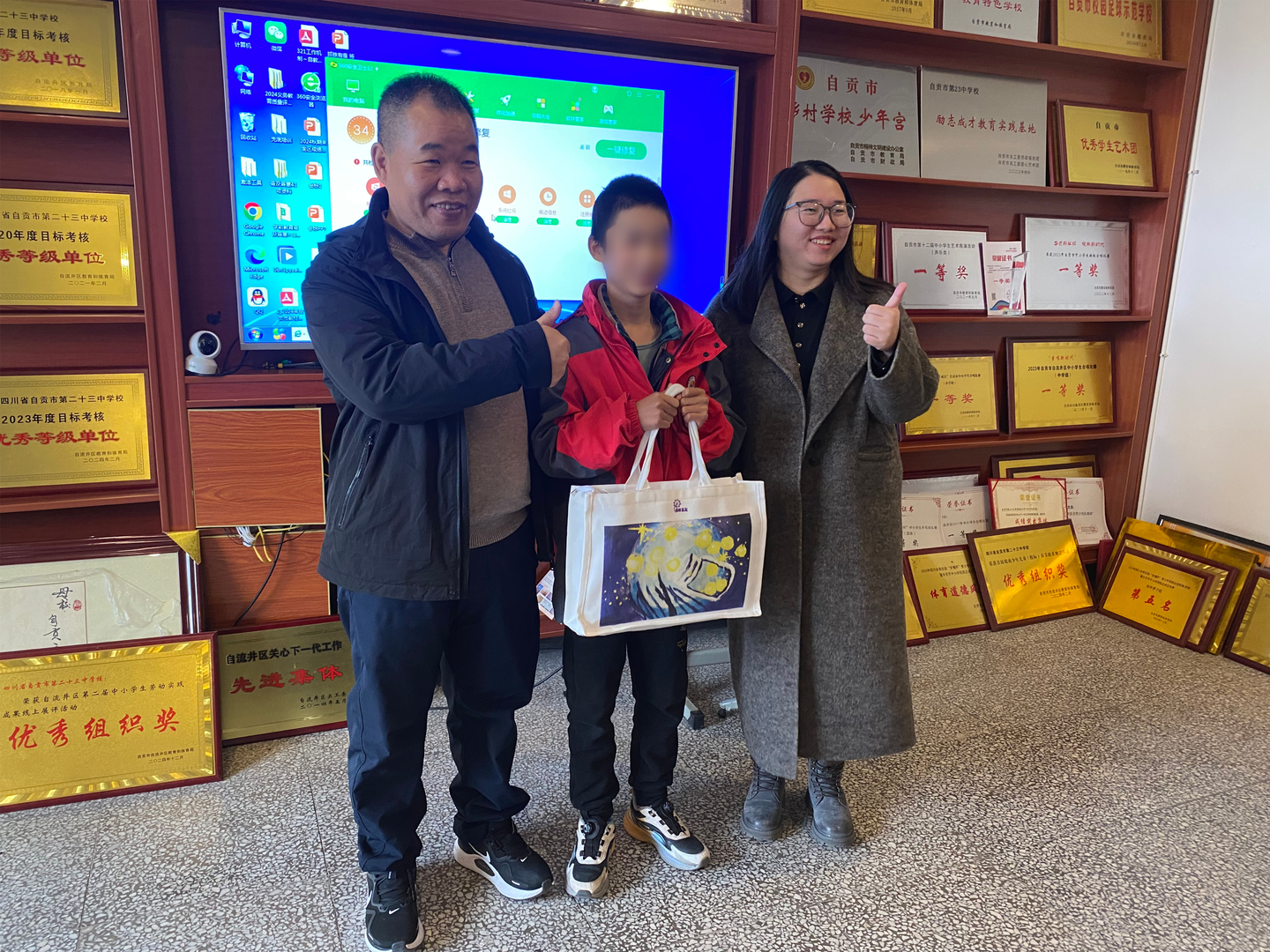受助学生收到成长方舟项目准备的公益物资