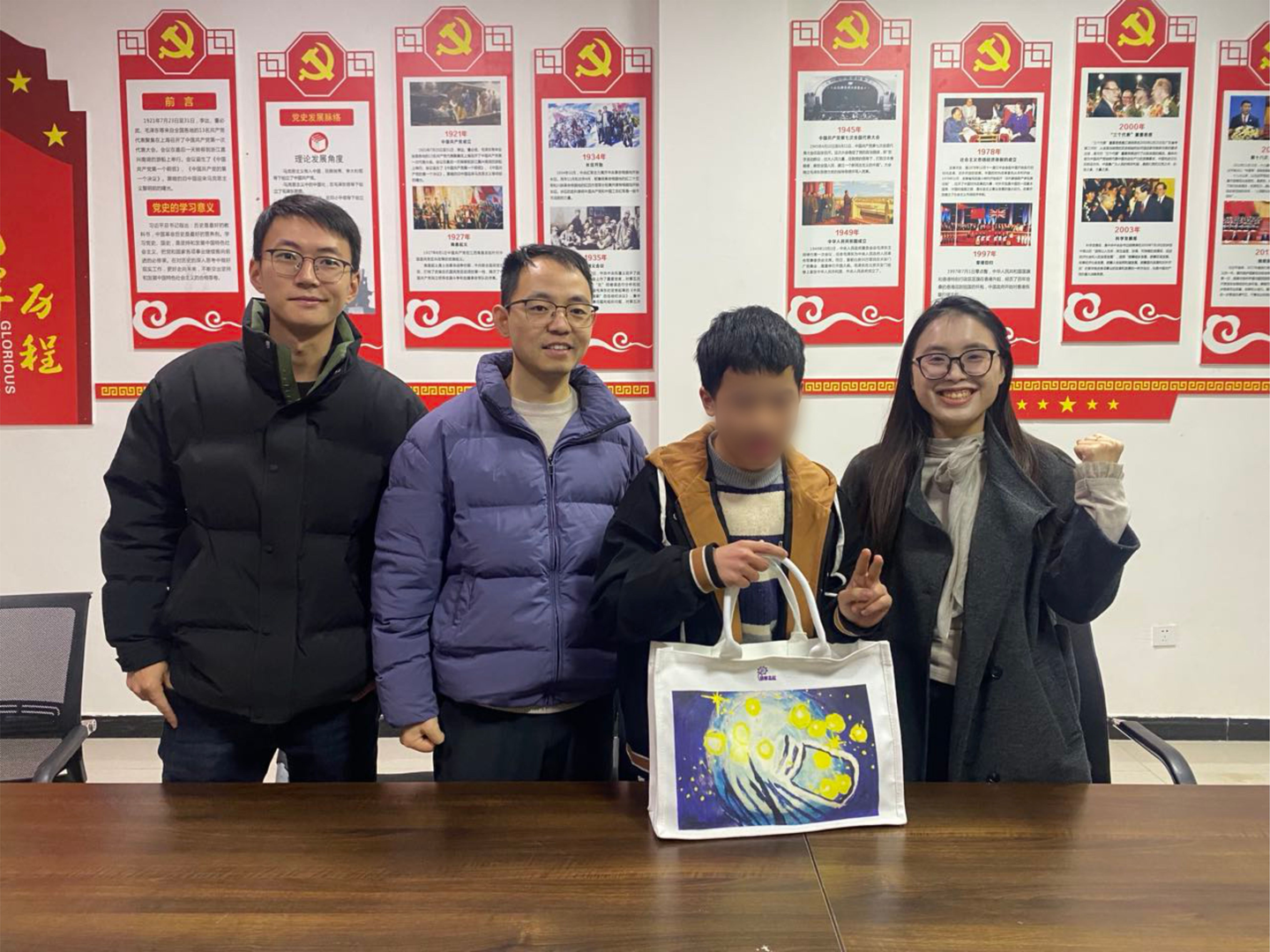 成长方舟项目工作人员向受助学生送上关怀物资