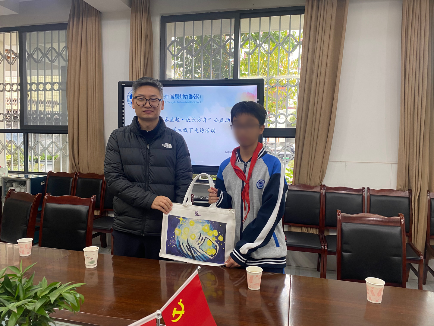 成长方舟项目工作人员与受助学生交流合影
