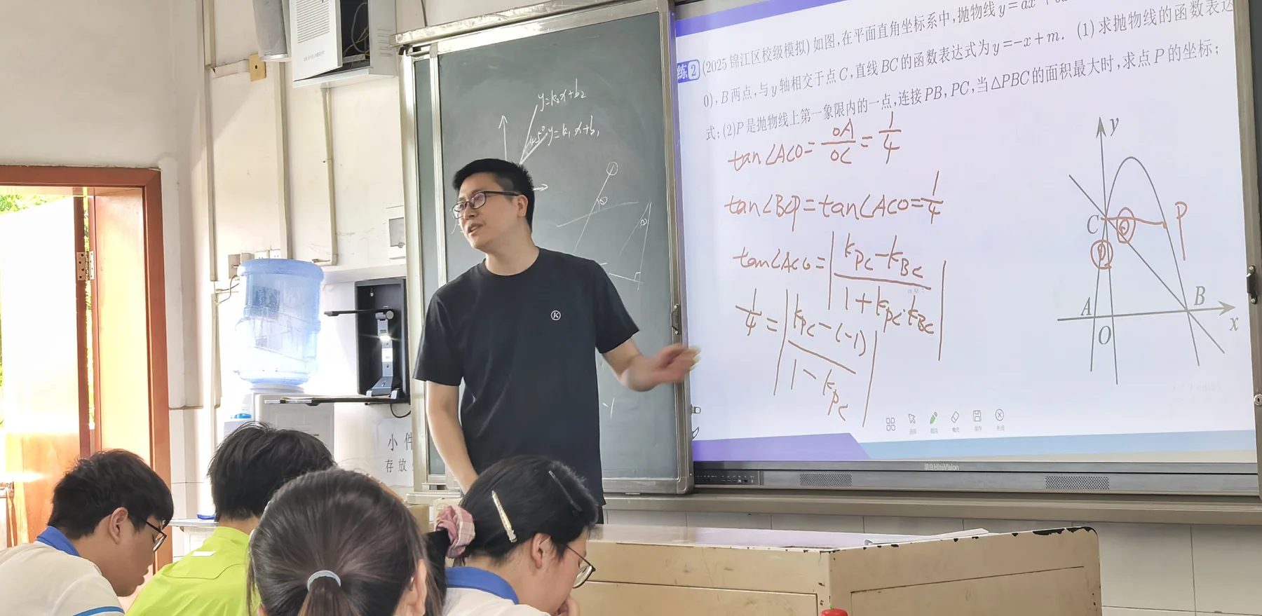 极客老师在乡村课堂授课